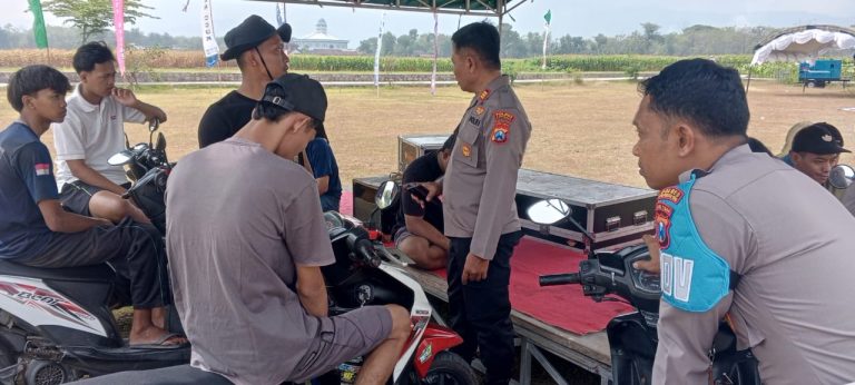 Polsek Slahung Cek Lokasi Pengajian Dalam Rangka Hari Santri Di Lapangan Desa Nailan Kec Slahung