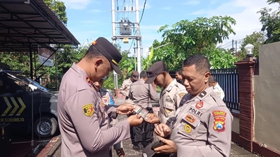 Kapolsek Sukorejo Cek Mendadak Kelengkapan dan Sikap Tampang Anggota