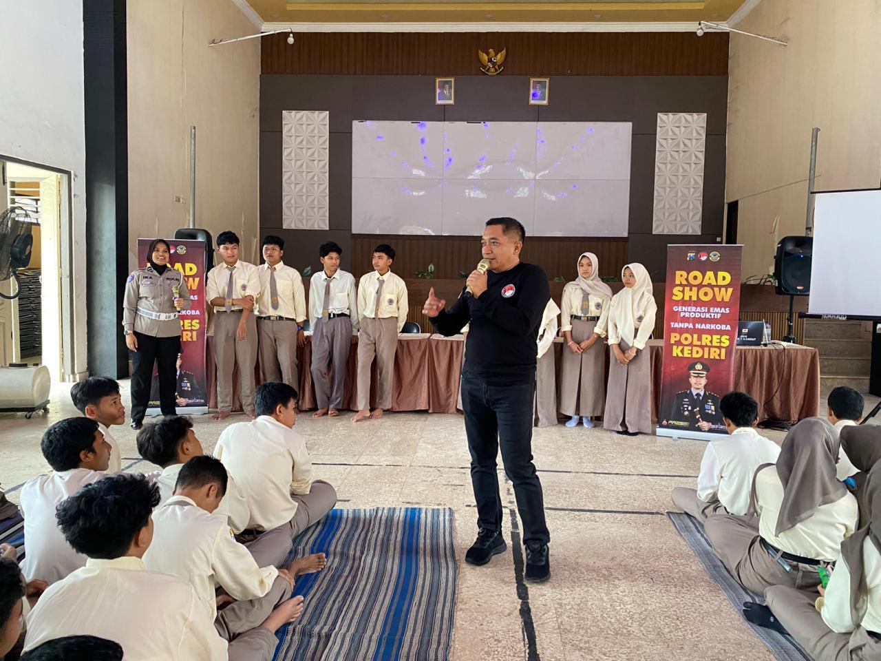 Polres Kediri Gelar Roadshow “Generasi Emas Produktif Tanpa Narkoba”
