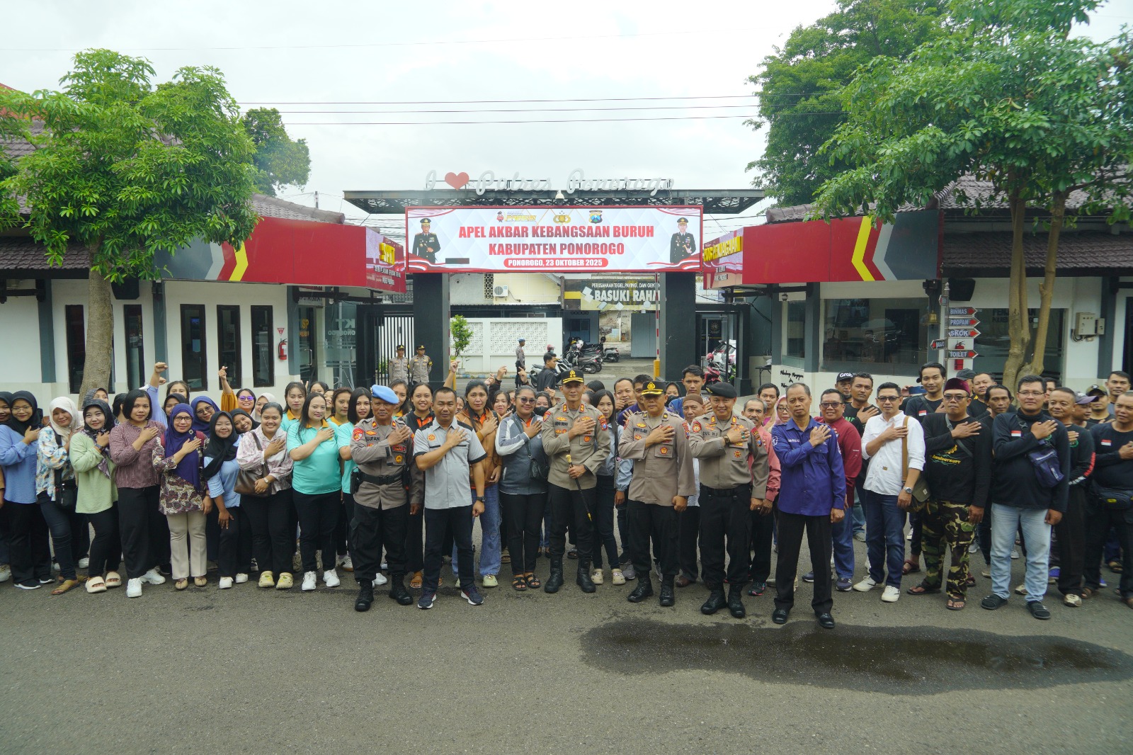 Kapolres Ponorogo Pimpin Apel Akbar Kebangsaan Buruh, Serahkan 300 Paket Sembako