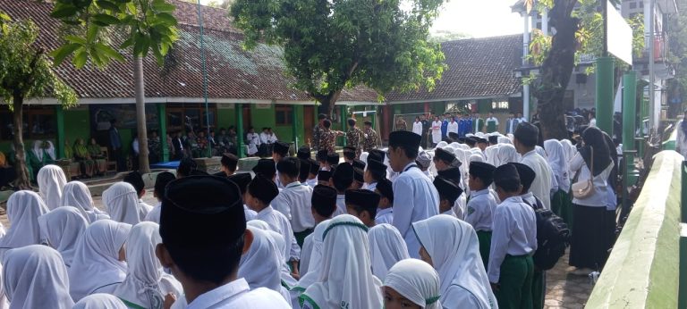 Polsek Slahung Hadiri Upacara Hari Santri Nasional Di Halaman MI Kanzhul Huda Desa Gundik Kec Slahung