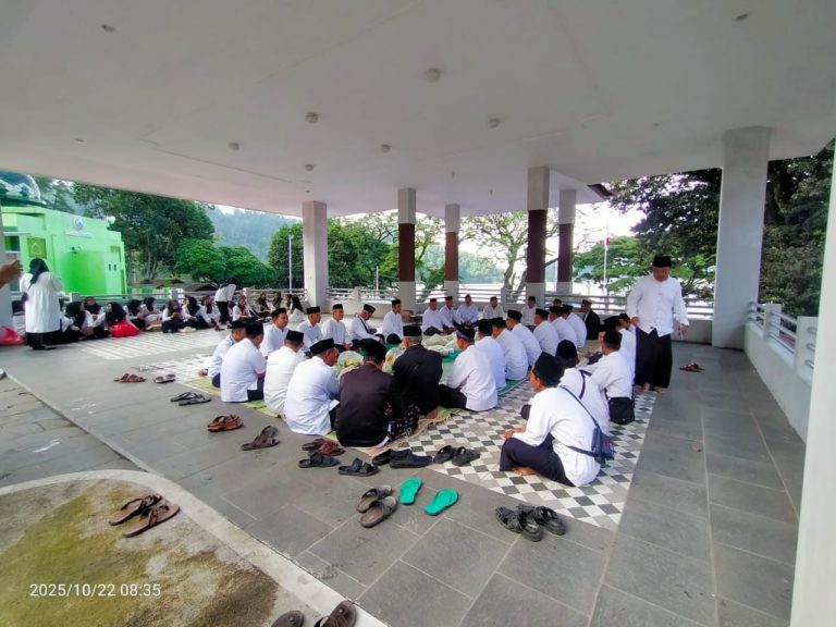 Kapolsek Ngebel Hadiri Kenduri Hari Santri Nasional Tahun 2025