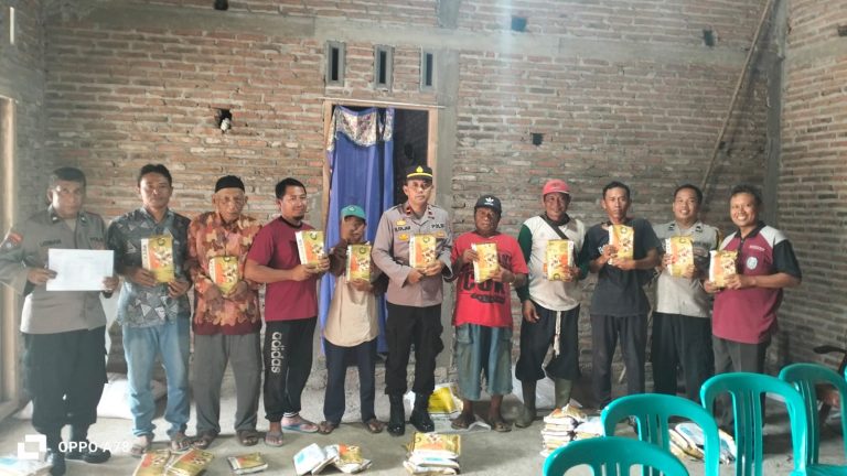 Polres Ponorogo Dukung Ketahanan Pangan, Polsek Sukorejo Salurkan Benih Jagung Bhayangkara Kepada Petani