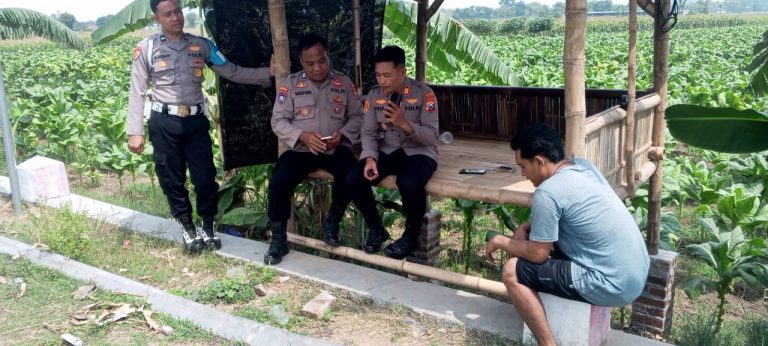 Polsek Slahung Sambang Dengan Pemilik Lahan Pertanian Dalam Rangka Mendukung Program Swasembada Pangan