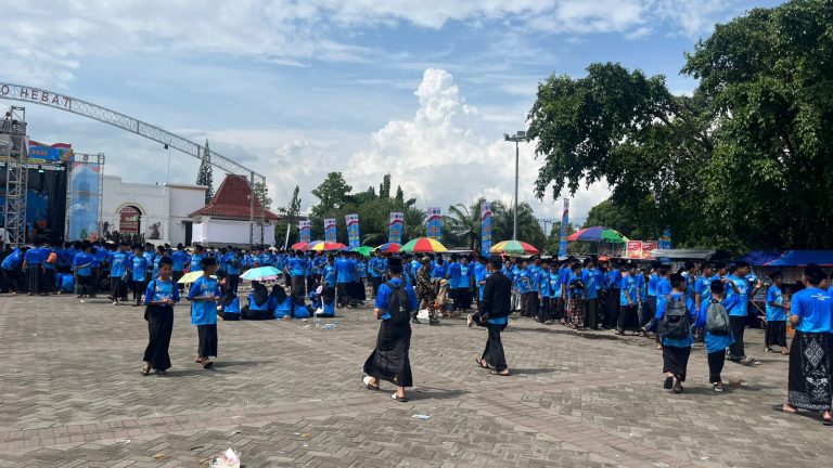 Ribuan Santri Meriahkan Jalan Santai “Fun Walk” Hari Santri Nasional 2025 di Ponorogo