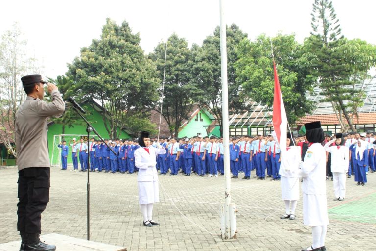 Wakapolsek Mlarak Jadi Pembina Upacara Hari Sumpah Pemuda di SMKN 1 Mlarak