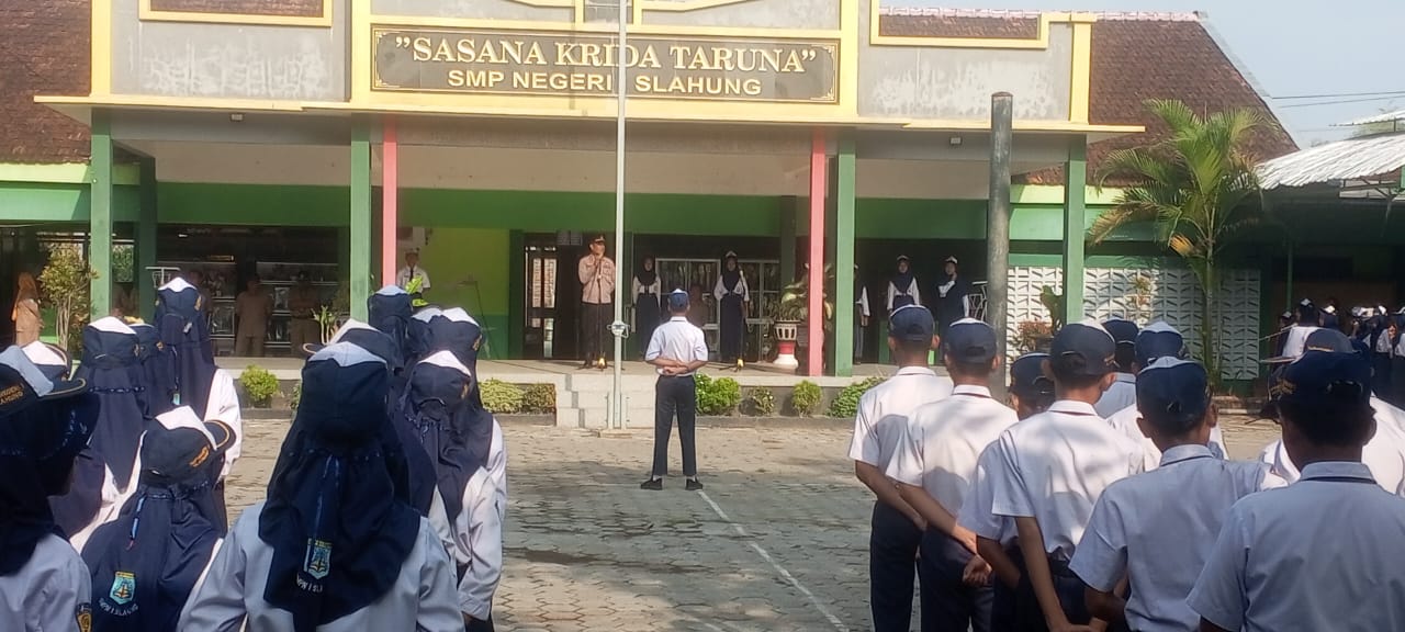 Upacara Pengibaran Bendera Merah Putih Bertempat Di SMP N 1 Slahung