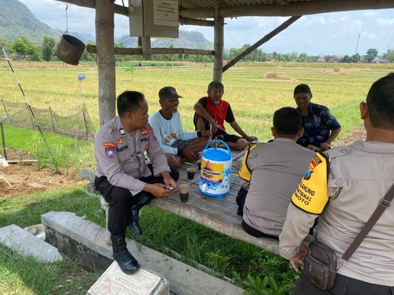 Sambang Dengan Warga Masyarakat Anggota Bhabinkamtibmas Polsek Slahung Gelar KOPLING di Wilayah Desa Binaan