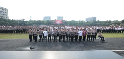 Kapolda Jatim Beri Penghargaan untuk 263 Personel dan KPLB bagi Bripda Ahmad Ricky
