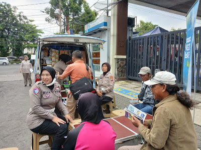 Ditlantas Polda Jatim Ngopi Bareng Warga Sosialisasi Tertib Lalin di Operasi Zebra Semeru