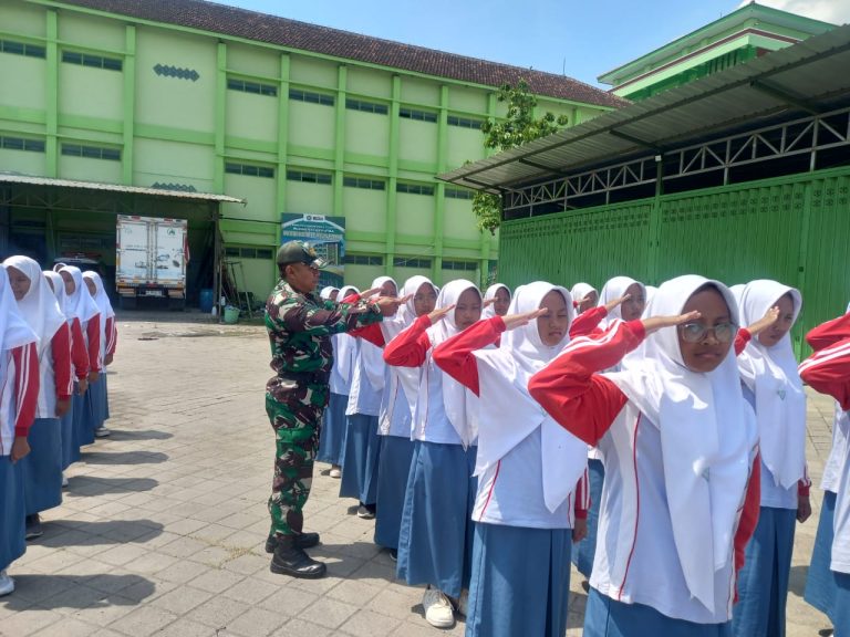 Tumbuhkan Kedisiplian Santri, Anggota Kodim Ponorogo Latih PBB di Ponpes