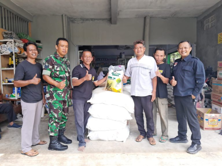 Kawal Penyaluran Benih Padi, Babinsa Kodim Ponorogo Pastikan Bantuan Tepat Sasaran