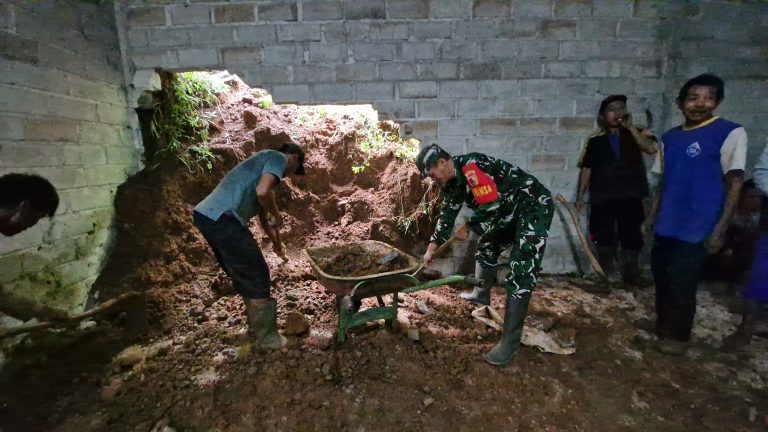 Tanah Longsor Timpa Rumah Warga, Babinsa Kodim Ponorogo Bantu Atasi