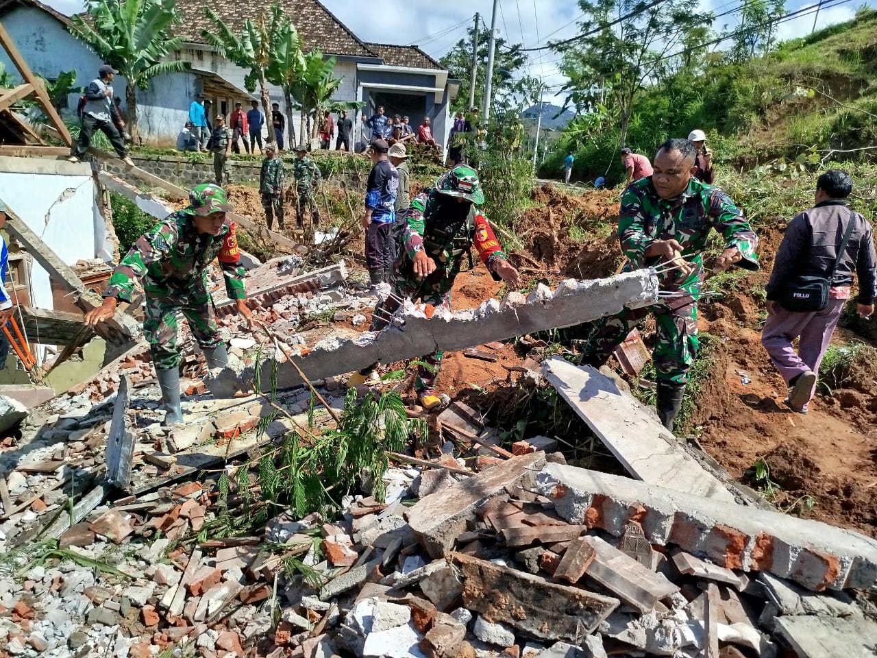 Warga Terkena Musibah Tanah Longsor, Dandim Ponorogo dan Pj. Bupati Ponorogo Langsung Sambangi