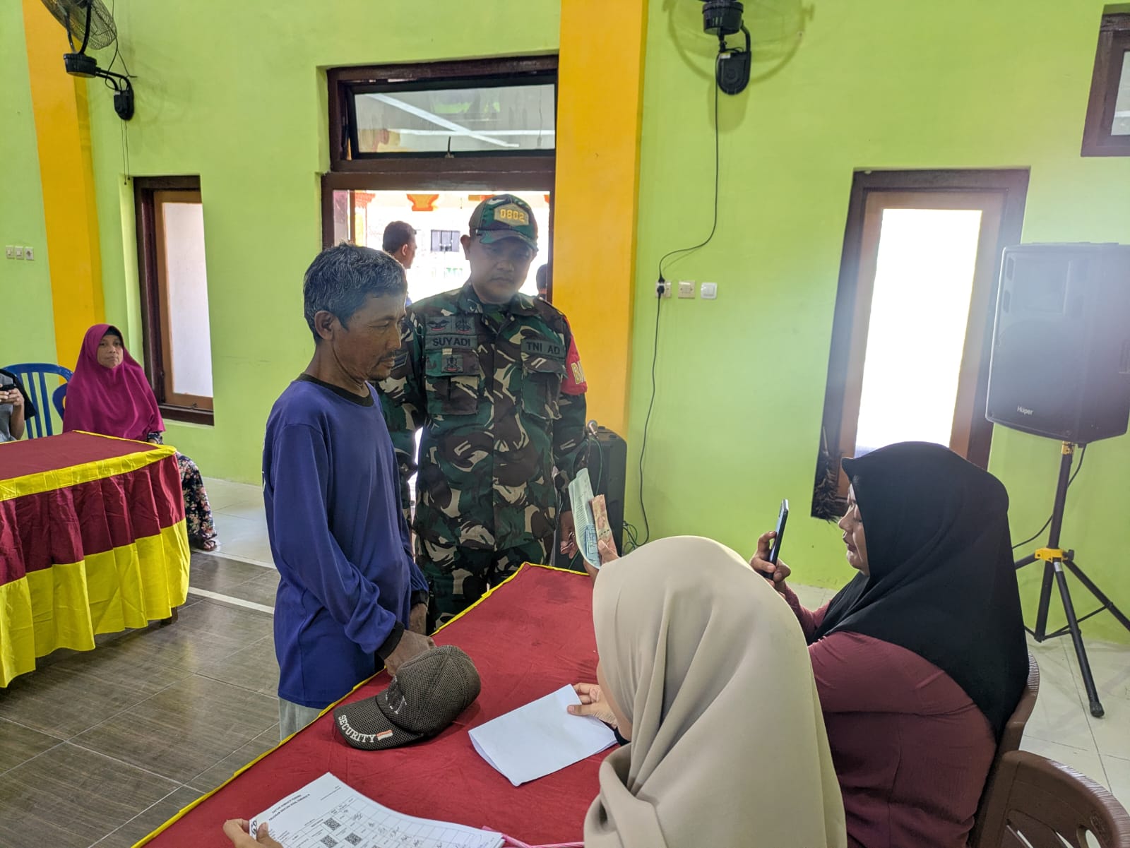 Warga Terima Bantuan Langsung Tunai Sementara, Babinsa Kodim Ponorogo Lakukan Pendampingan