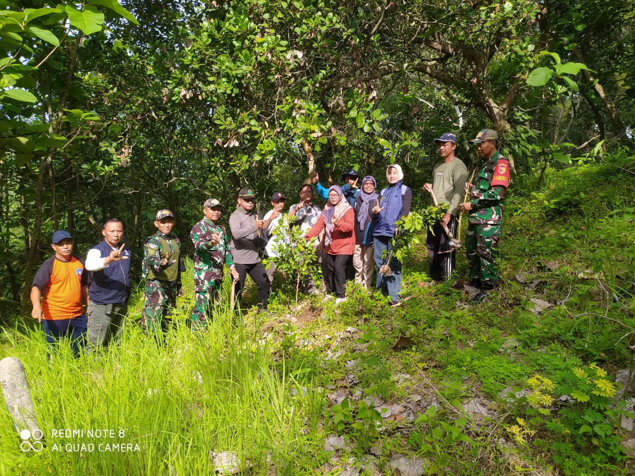 Anggota Kodim Ponorogo Ikut Jaga Kelestarian Hutan Melalui Aksi Tanam Pohon