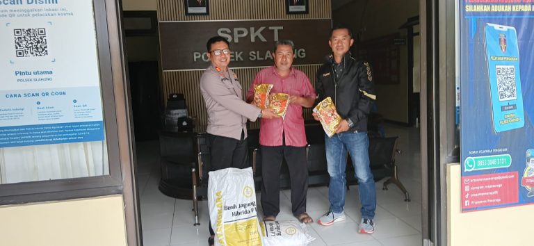 Polsek Slahung Dukung Ketahanan Pangan,Dengan menyerahkan Bibit Jagung Bhayangkara Hibrida Kepada Ketua Gapoktan Di Wilayah Kec Slahung