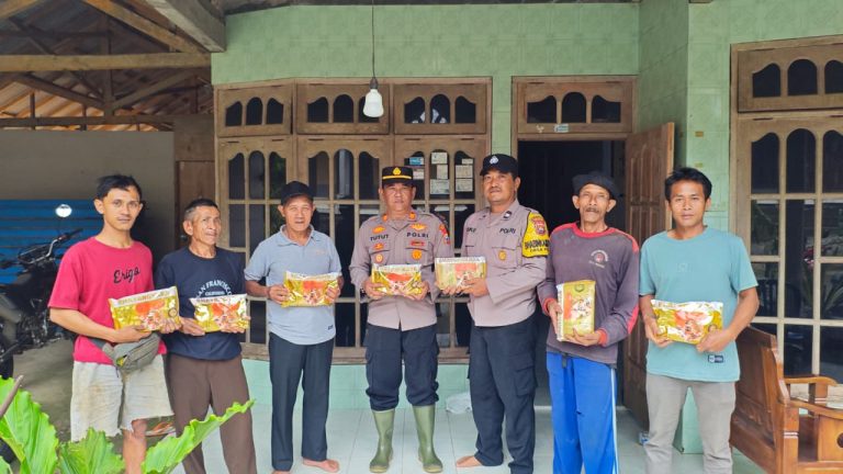 Kapolsek Ngebel Dampingi Penyerahan Bibit Jagung “Bhayangkara” untuk Petani Desa Pupus