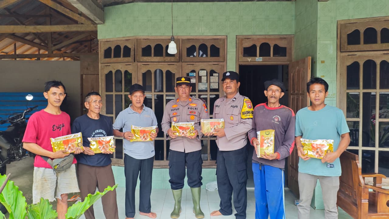 Kapolsek Ngebel Dampingi Penyerahan Bibit Jagung “Bhayangkara” untuk Petani Desa Pupus