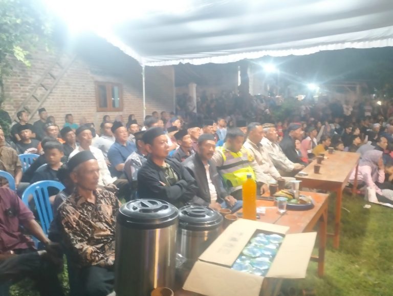 Personil Polsek Sukorejo Lakukan Pengamanan Pentas Kesenian Jaran Thek di Desa Golan