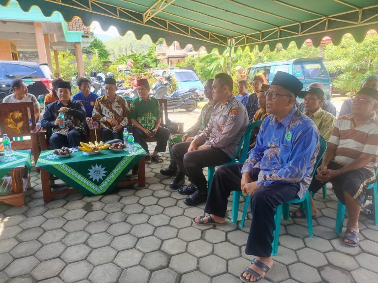 POLSEK BUNGKAL LAKSANAKAN PENGAMANAN DAN PENGAWALAN BAKTI SOSIAL PENGOBATAN GRATIS MUHAMMADIYAH