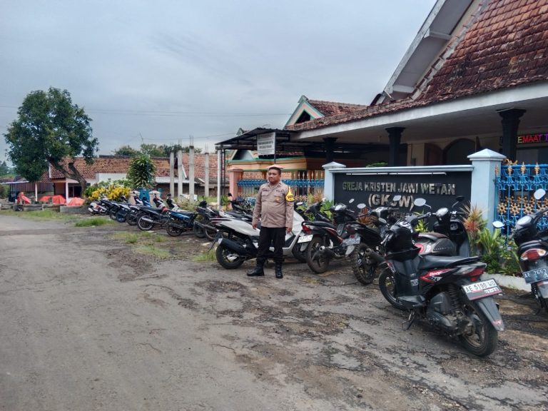 POLSEK JENANGAN LAKSANAKAN PENGAMANAN IBADAH GEREJA GKJW MRICAN