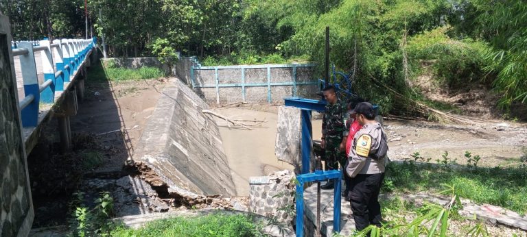 Polsek Slahung Bhabinkamtibmas Dan Babinsa Cek Lokasi Tanggul Dam Sungai Miren Rusak Tergerus Aliran Sungai