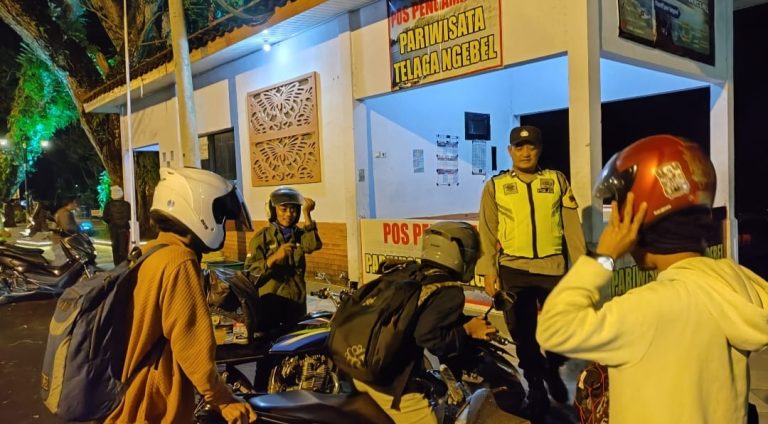 POLSEK NGEBEL LAKSANAKAN PATROLI KRYD DAN BLUE LIGHT UNTUK CIPTAKAN HARKAMTIBMAS AMAN DAN KONDUSIF