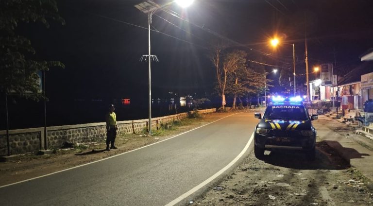 POLSEK NGEBEL LAKSANAKAN PATROLI KRYD DAN BLUE LIGHT UNTUK CIPTAKAN HARKAMTIBMAS AMAN DAN KONDUSIF