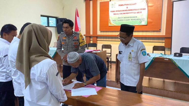 PENELITIAN BERKAS BAKAL CALON PERANGKAT DESA NGADISANAN BERJALAN AMAN DAN LANCAR