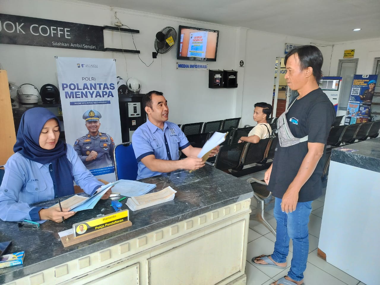 Polantas Menyapa, Satlantas Polres Ponorogo Berikan Edukasi Kepada Pemohon Dalam Pelayanan Penerbitan Sim Di Satpas