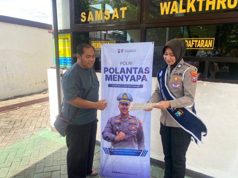Polantas Menyapa, Satlantas Polres Ponorogo Sambangi Pemohon Di Pelayanan Samsat