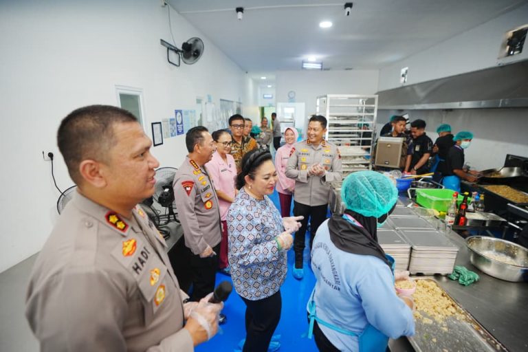 Kapolri dan Ketua Komisi IV DPR Tinjau SPPG YKB Polres Karanganyar, Dukung Penuh Program MBG