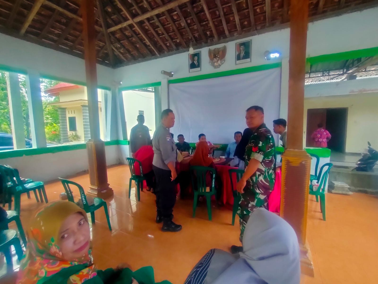 POLSEK JETIS MONITORI PENELITIAN BERKAS BAKAL CALON PERANGKAT DESA KRADENAN