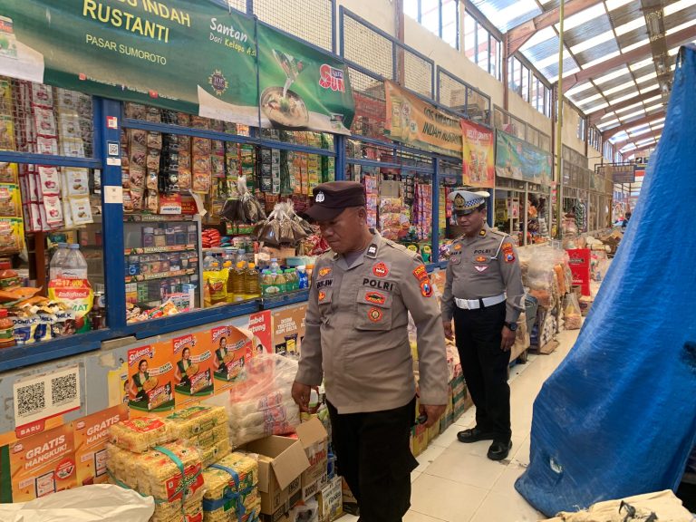Polantas Menyapa, Edukasi Keselamatan Berlalu Lintas untuk Warga Pengunjung Pasar Tradisional Somoroto.