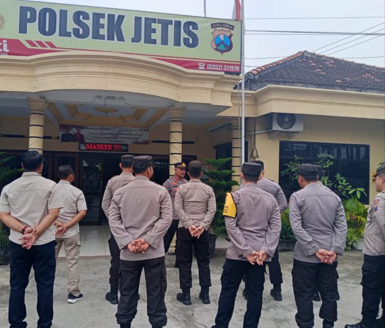 Polsek Jetis Gelar Apel Pagi, Tegaskan Disiplin dan Kesiapsiagaan Anggota