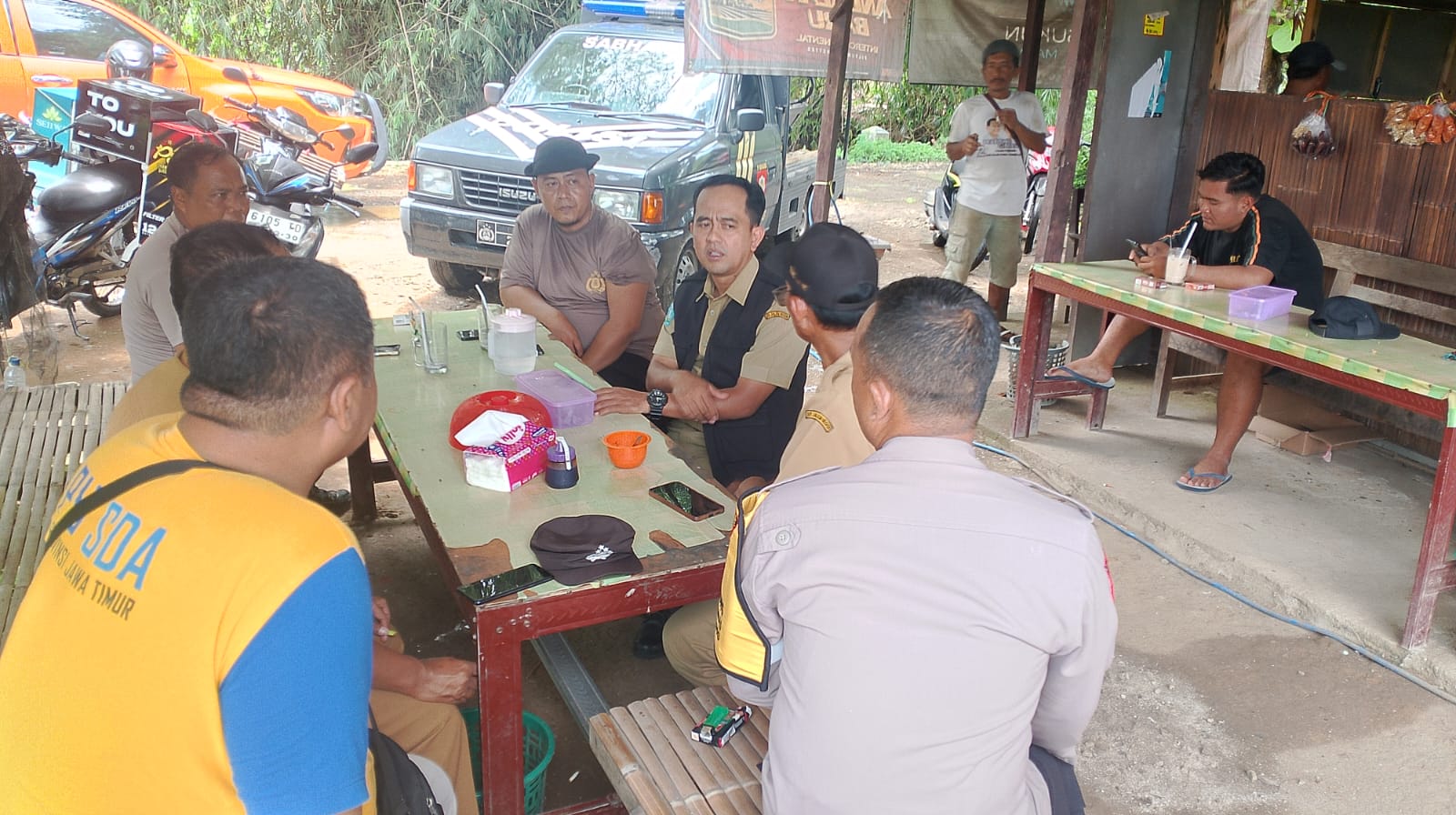 Bhabinkamtibmas Polsek Slahung Melaksanakan Giat Cooling System Dalam Rangka Penanggulangan Tanggul Sungai Yang Rusak