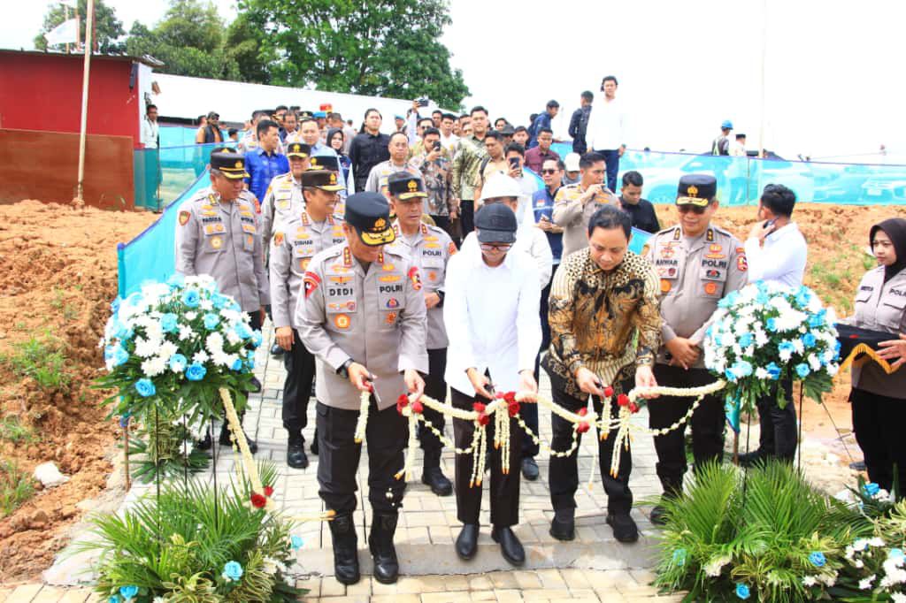 Polri Pertegas Peran Aktif Dalam Astacita Pada Topping off Sekolah, Peresmian Masjid dan Peletakan Batu Pertama Rumah Ibadah di SMA Kemala Taruna Bhayangkara
