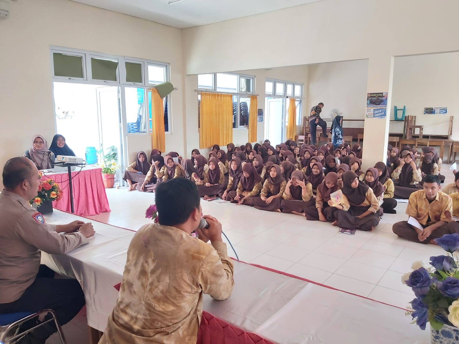 Polsek Badegan Sosialisasikan Penerimaan SMA Kemala Taruna dan Pencegahan Bullying di SMPN 1 Badegan
