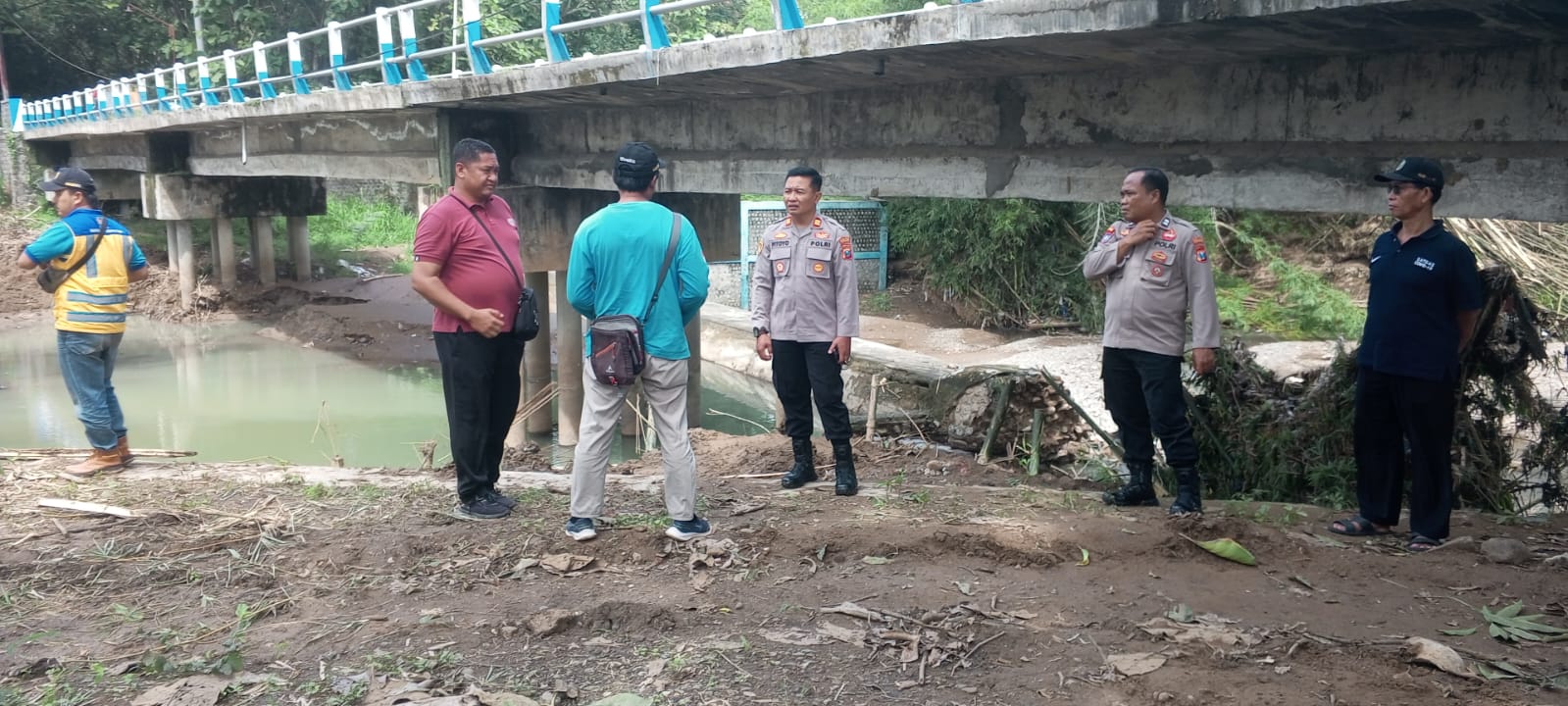 Kapolsek Slahung Tinjau Perkembangan Penanganan Tanggul Jebol Di Sungai Miren Ds Gombang Kec Slahung