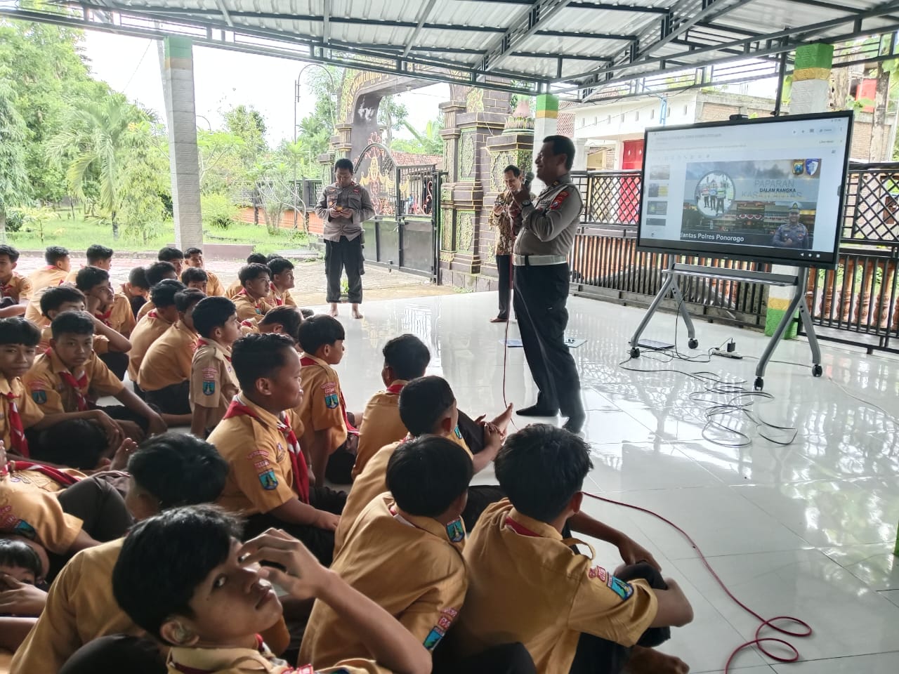 Kapolsek Somoroto Sosialisasikan Penerimaan Siswa Baru SMA Taruna Kemala Bhayangkara di SMPN 2 Kauman
