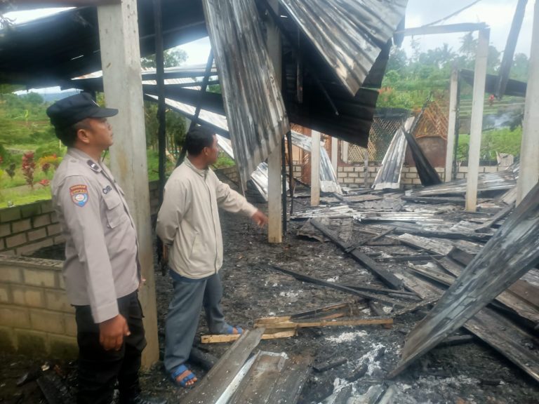 Polsek Pudak Terjunkan Personel Evakuasi Pada Kebakaran Gasebo Desa Bareng
