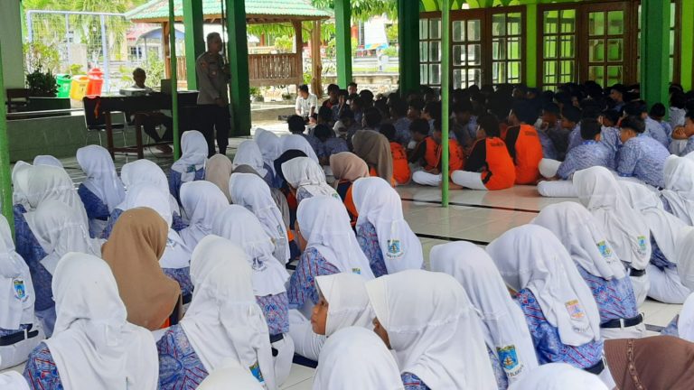 Kapolsek Slahung Sosialisasikan Penerimaan SMA Kemala Taruna Bhayangkara dan Cegah Bullying di SMPN 1 Slahung