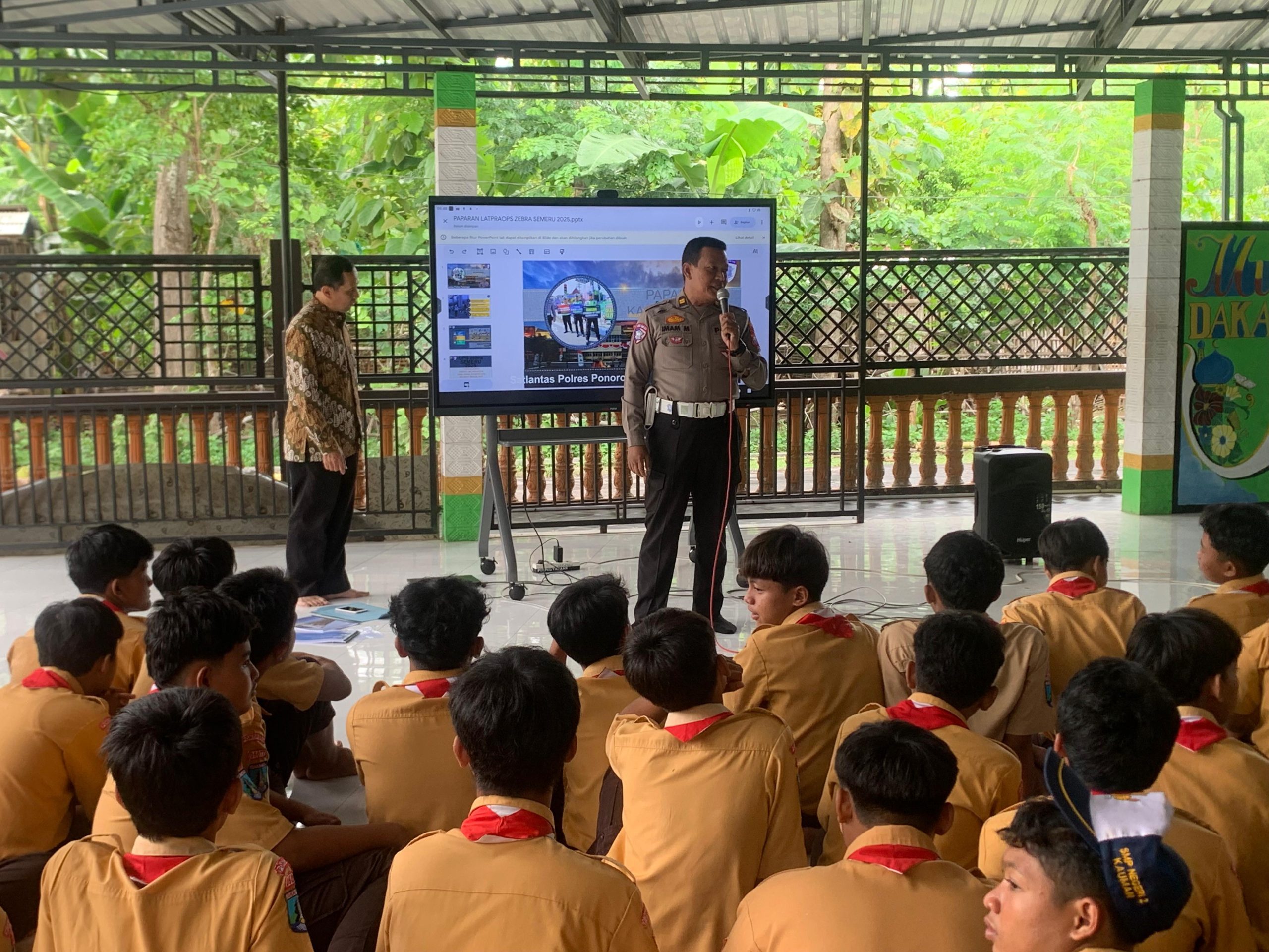 Sosialisasikan Operasi Zebra Semeru 2025, Kanit Lantas Polsek Somoroto edukasi para pelajar dan guru di Sekolah.