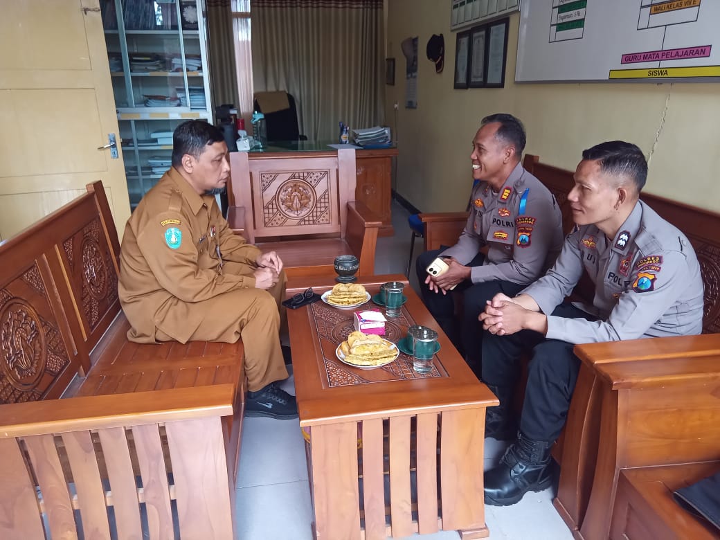 Polsek Ngrayun Gelar Sosialisasi SPMB SMA Kemala Taruna Bhayangkara di SMPN 2 Ngrayun