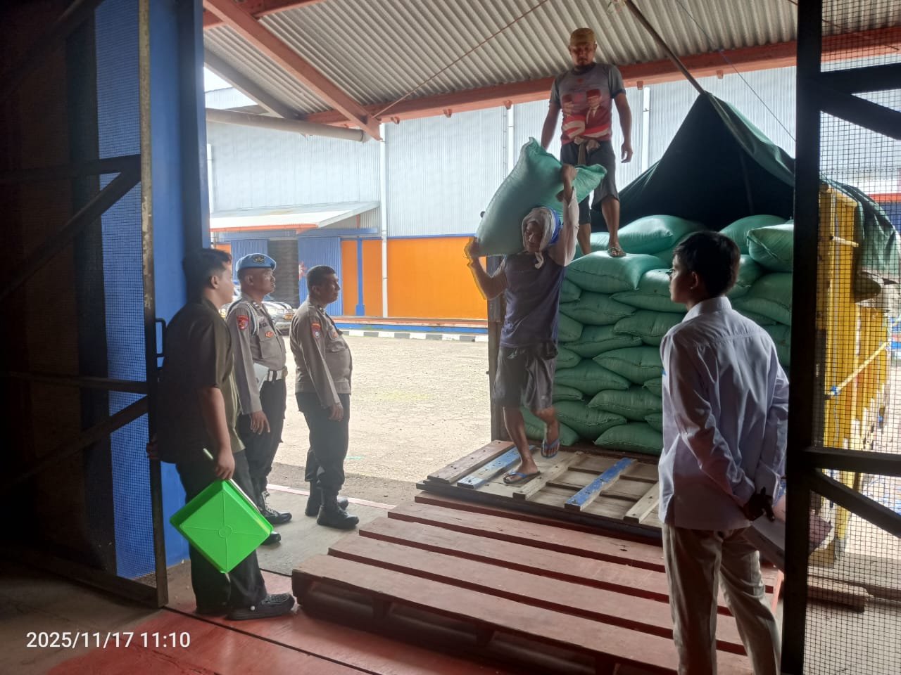 Polres Ponorogo Dukung Ketahanan Pangan, Polsek Sukorejo Dampingi Tengkulak Jual Jagung ke Bulog Kab.Ponorogo