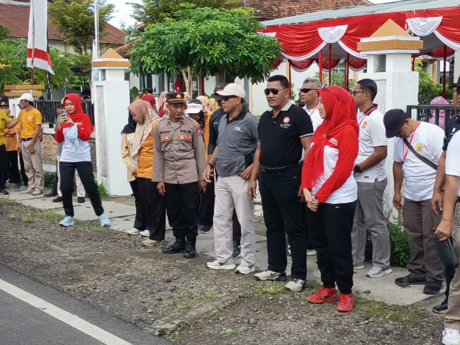 Jalan Santai Meriahkan HUT PGRI ke-80 dan HGN 2025 di Kecamatan Babadan