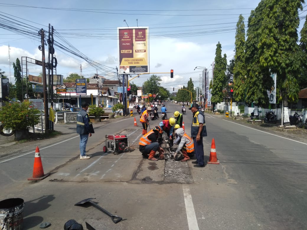 Quick Respon Anggota Polsek Somoroto Antisipasi Kemacetan di Akibat Perbaikan Jalan Raya.