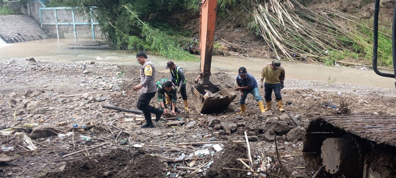 Bhabinkamtibmas Sambang Desa Dan Kerja Bakti Bersama Warga Masyarakat