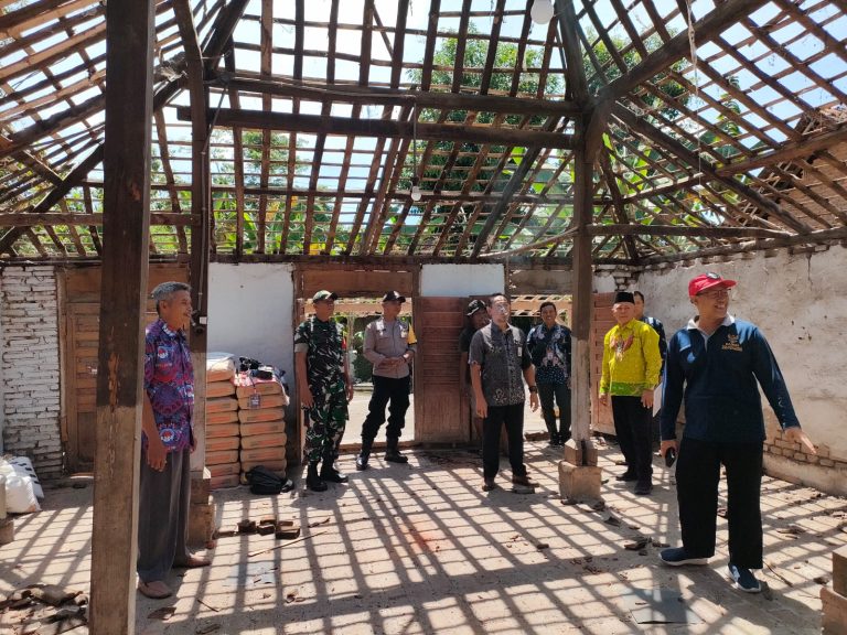BAZNAS Jatim Serahkan Bantuan Bedah Rumah kepada Warga Desa Karangwaluh, Sampung